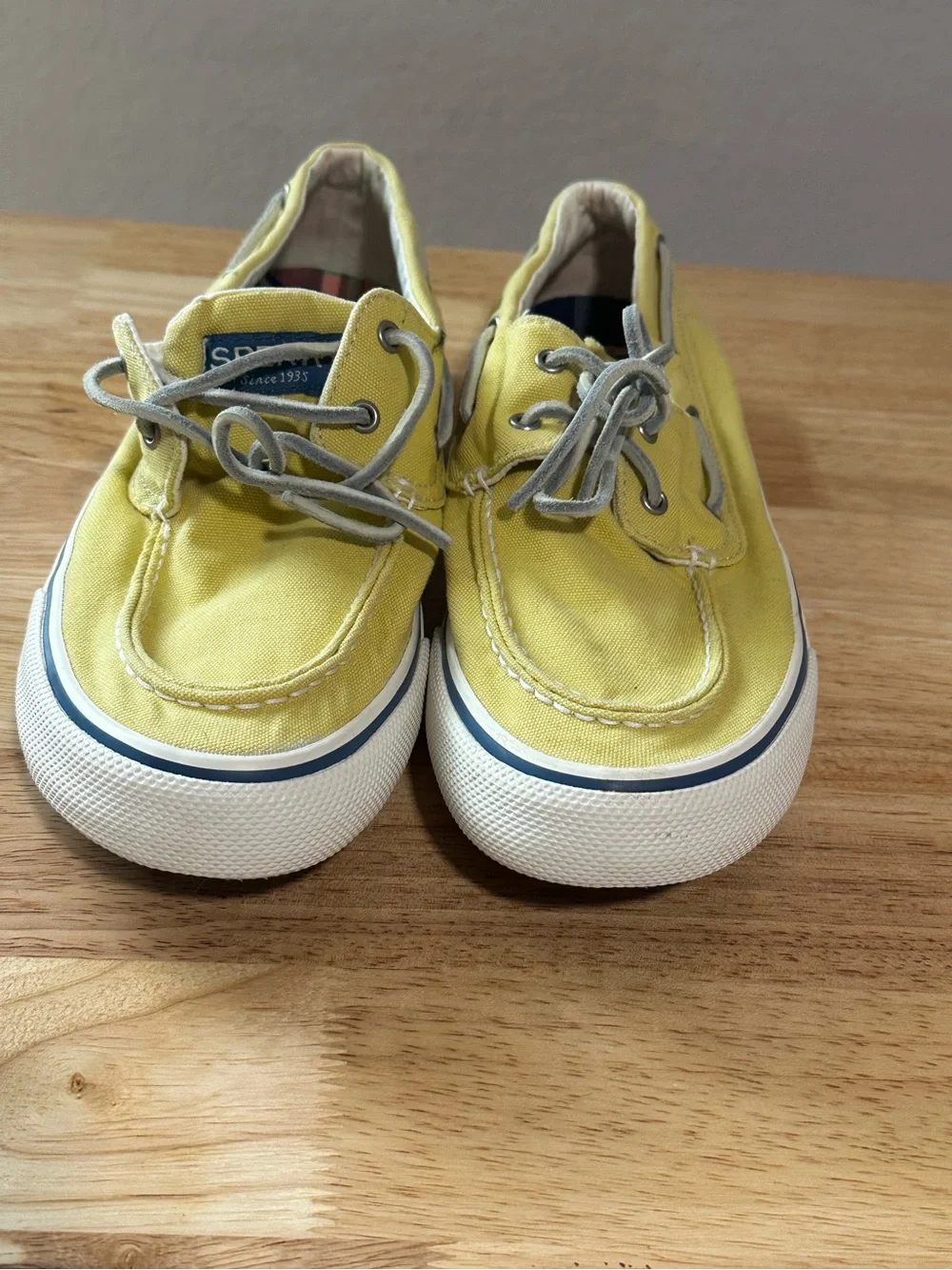 Sperry Men’s Yellow Canvas Boat Shoes  with Gray Laces size 8.5